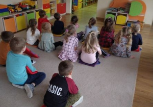 Grupa dzieci 5-letnich przed ekranem telewizyjnym
