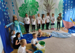 Dzieci grają swoje role podczas przedstawienia.