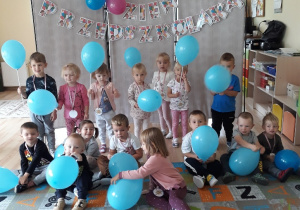 Grupa dzieci 3-letnich z balonami.