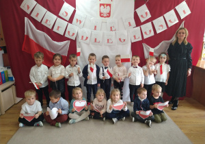 Grupa 4-letnia na tle napisu Święto Niepodległości.