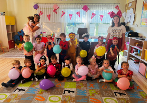 Dzieci z grupy Żabki z balonami.