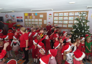 Dzieci podczas zabawy z Mikołajem.