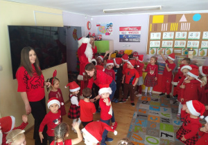 Dzieci podczas zabawy z Mikołajem.
