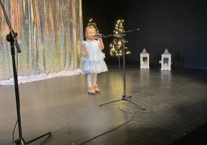 Dziewczynka podczas występu na scenie.