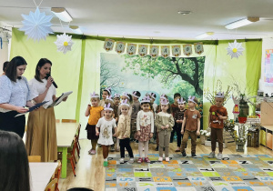 Grupa dzieci 3-letnich podczas występów.