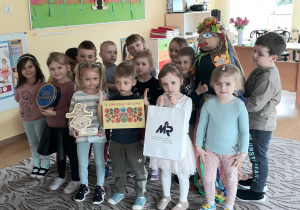 Grupa dzieci trzymająca nagrodę za zdobycie II miejsca.