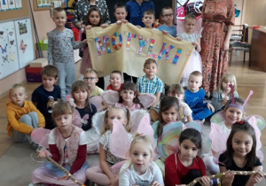Dzieci z grupy 6-latków z transparentem z nazwą Motylki.