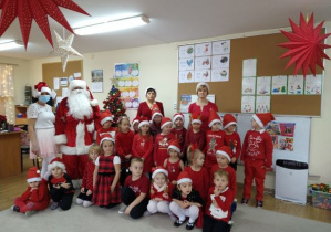 Grupa dzieci 5-letnich z wychowawcami i Mikołajem.
